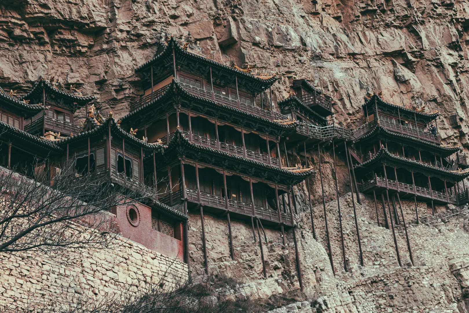 The Hanging Temple follows the cliff face in a sequence of halls, balconies and narrow walkways.
