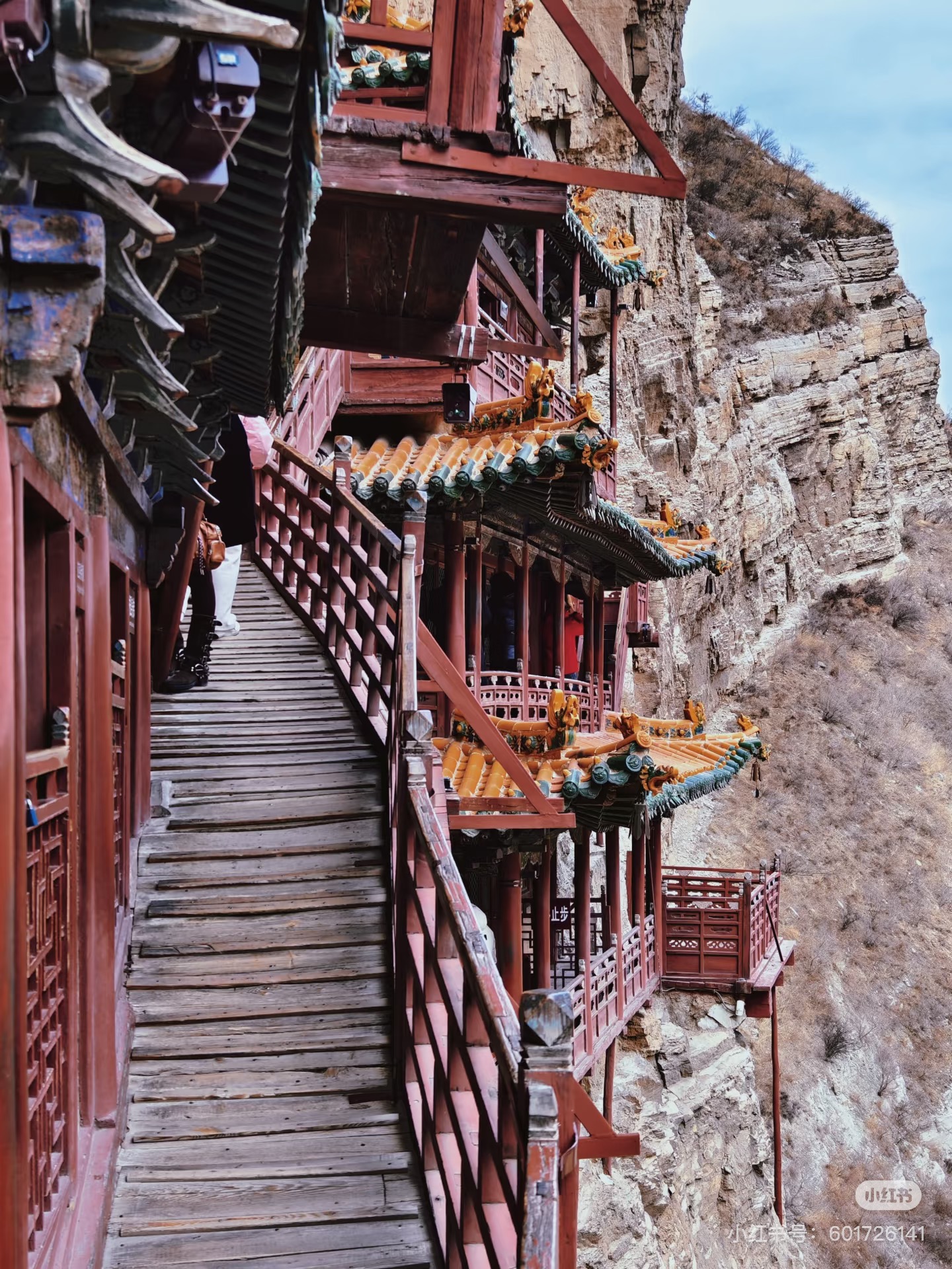 Timber corridors trace the edge of the cliff, creating an intimate encounter with the architecture.