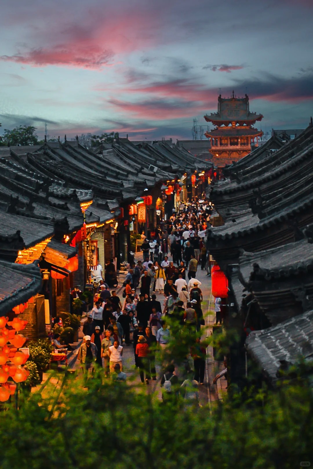 shanxi-pingyao-ancient-city-night-street.jpg - Lantern light brings a warm evening atmosphere to Pingyao's old streets.