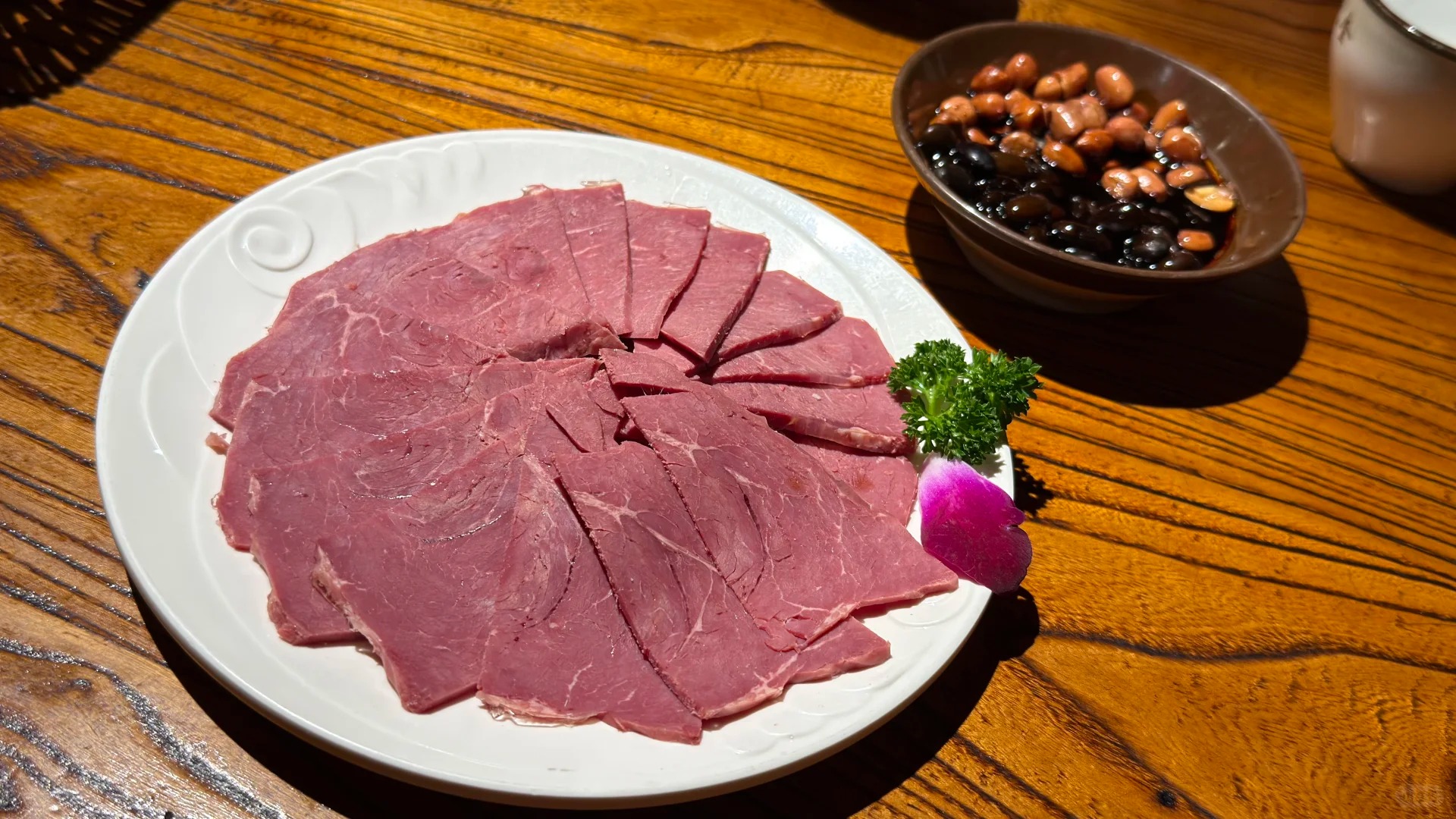 Thinly sliced Pingyao beef offers a savory taste of the city's local food traditions.